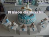 1 Cubo 8X8 cm com personagem de biscuit de 4 cm