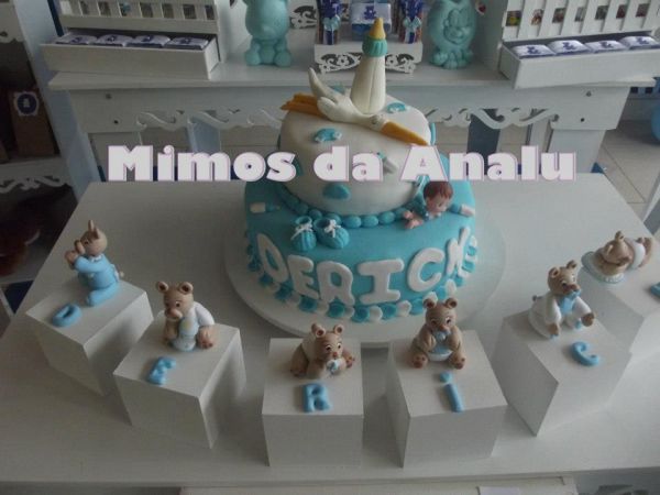 1 Cubo 8X8 cm com personagem de biscuit de 4 cm